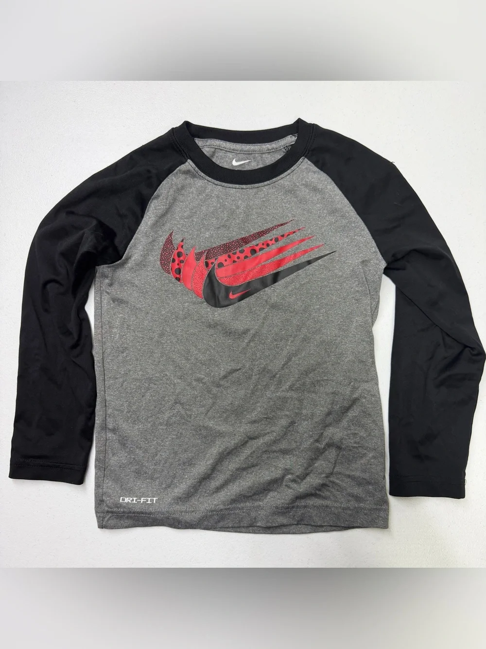 Nike Dri-FIT Boys Long Sleeve Swoosh Graphic Shirt Size 5 Gray Black Red